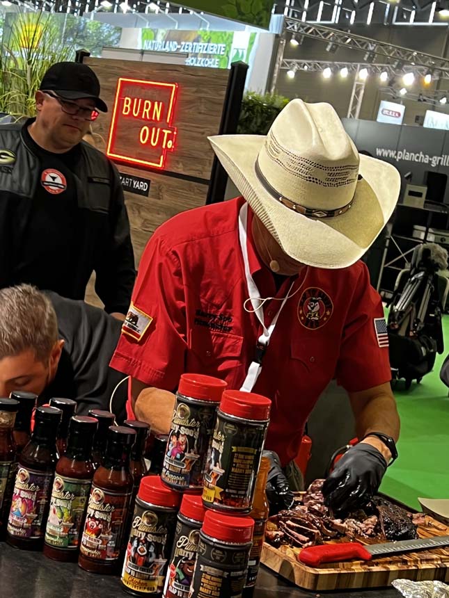 Il y a des Burn Out qu'on veut bien vivre : ici une marque allemande de cuisines extérieures où la viande cuisait à 9H30 du matin