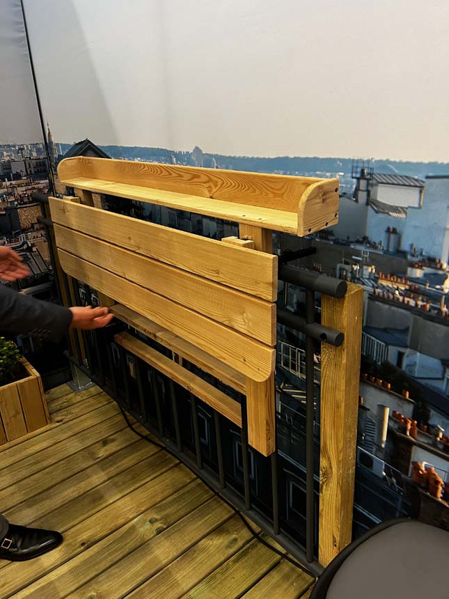 La table repliable de balcon Forest Styles pour une centaine d'euros ... très pratique