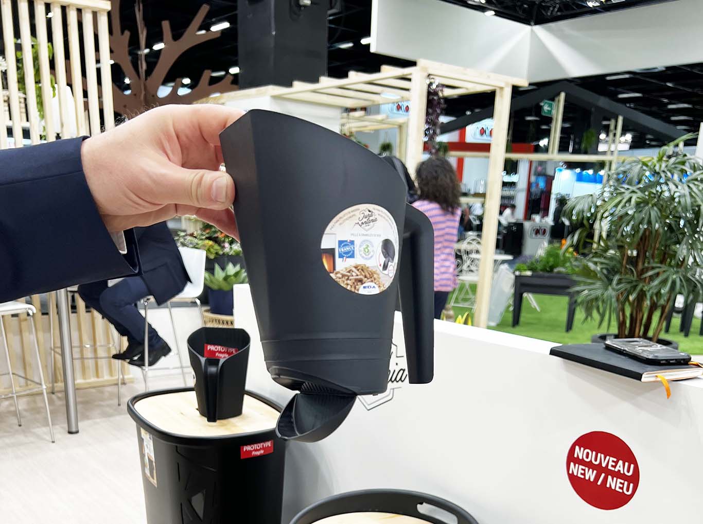 Chez Eda un verseur de pellets, qui garde la poussière dans un réservoir que l'on peut vider de temps en temps... Astucieux !