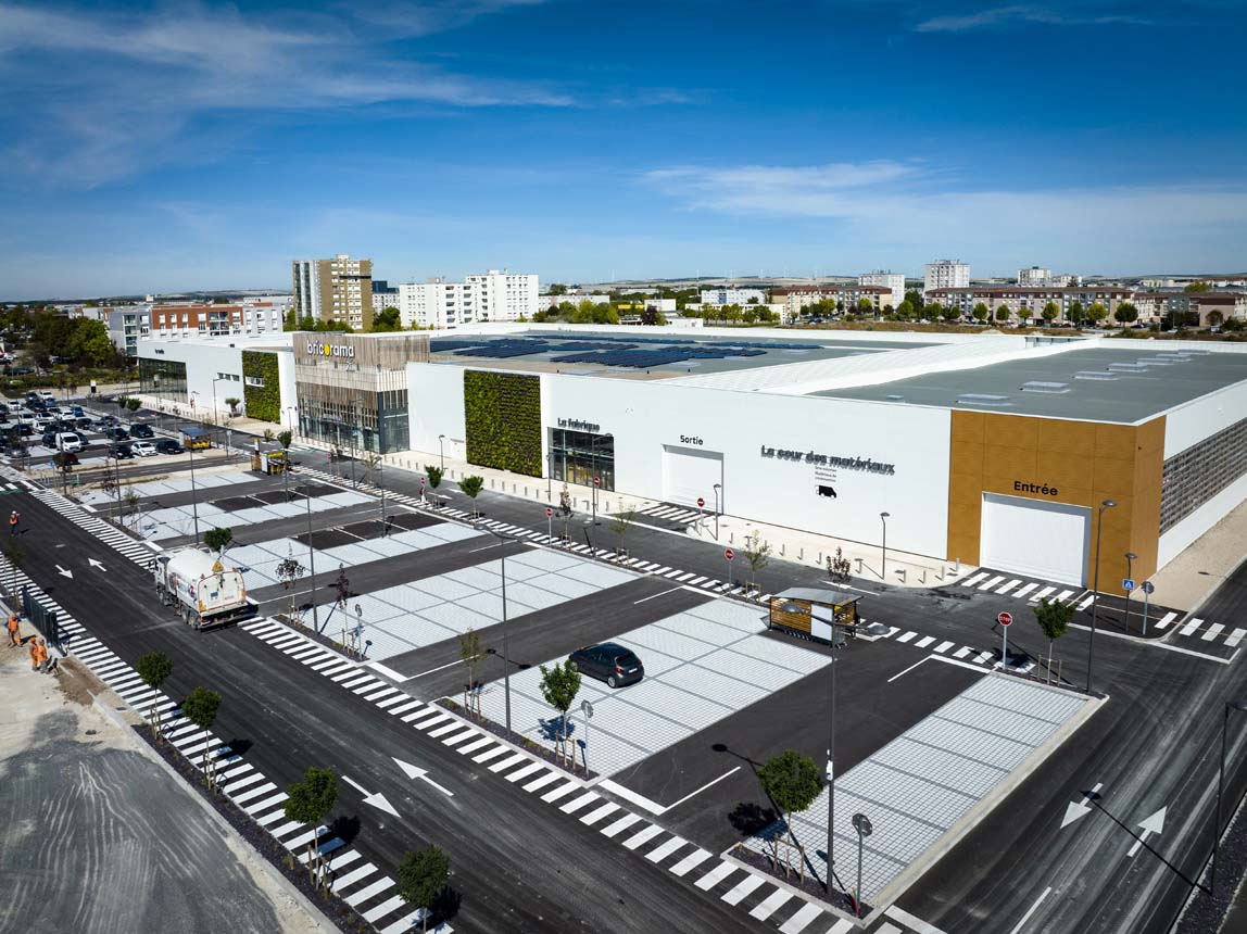 Le magasin vu du ciel : panneaux photovoltaïques, parking drainant, murs végétaux 