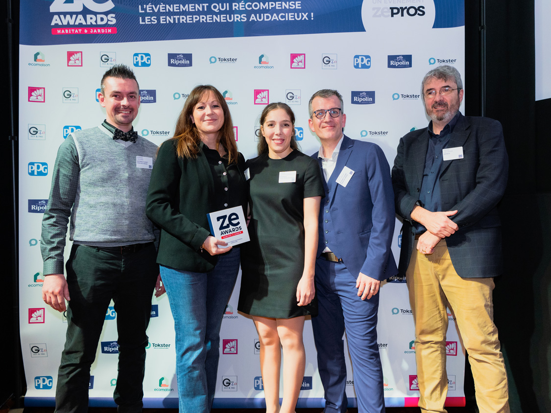 L'équipe du magasin Botanic de St Jean de Védas, vainqueur  du ZeAwards du Merchandising Jardin avec son directeur Jérôme Lamouroux et Pierre Dieuzeide