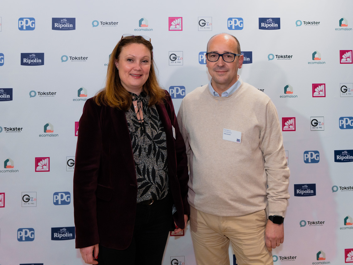 Franchisés ultra actifs de Weldom, Sabine et Patrick Le Bohec  ont félicité très sportivement leur consoeur Marie Ménard, également Weldom pour son titre d'Entrepreneur de l'année par .