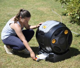 Composteur EasyMix 2 en 1, fabriqué avec plus de 90 0/o de plastique recyclé et 100% recyclable. Cuve d'une capacité de 100 I. Équipé sous le tambour d'un récupérateur de jus de compost Click & Spray de 1,61.139,90