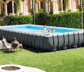 Piscine Ultra XTR fournie avec ses accessoires. Modèle rond en 4 formats, modèle rectangulaire.