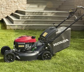 Tondeuse HRN 536 VK. Terrain jusqu'à 1800 m2. Moteur Honda à arbres verticaux GCVx. Système Versamow On/Off pour passer du mulching au ramassage via un simple levier. 799 C.