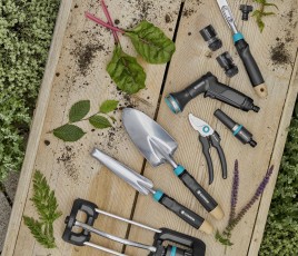 Sécateur EcoLine, poignée à base de 80 % de plastique recyclé, lame à base de 75 0/0 d'acier recyclé, 21, 99 €. Pistolet d'arrosage. + de 65 % de plas¬tique recyclé et + de 45 % de métal recyclé, 20,99 €.