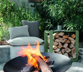 Brasero Nevado. Cuve et couvercle - vendu séparément - en acier. Piétement aluminium. Dimensions : 78 cm x 48 cm. 20 coloris, 398 C. Couvercle pour protéger les braises des intempéries,119 €.