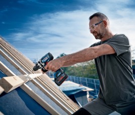 Homme en train de visser