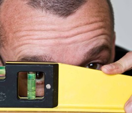 homme avec un niveau