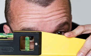 homme avec un niveau