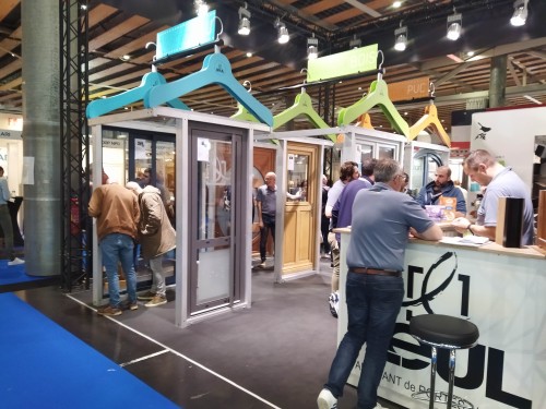 Leul un stand bien dressé