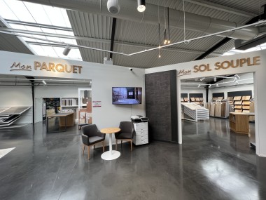 Au centre des maisons exposées avec des murs en toile perforée et autour des entrées dans les univers produits.