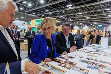 Agnés Pannier Runacher s'essaie à la fresque  sur la précarité énergétique