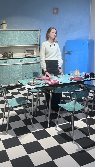 Agathe Monpays dans une cuisine des fifities