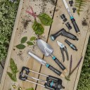 Sécateur EcoLine, poignée à base de 80 % de plastique recyclé, lame à base de 75 0/0 d'acier recyclé, 21, 99 €. Pistolet d'arrosage. + de 65 % de plas¬tique recyclé et + de 45 % de métal recyclé, 20,99 €.